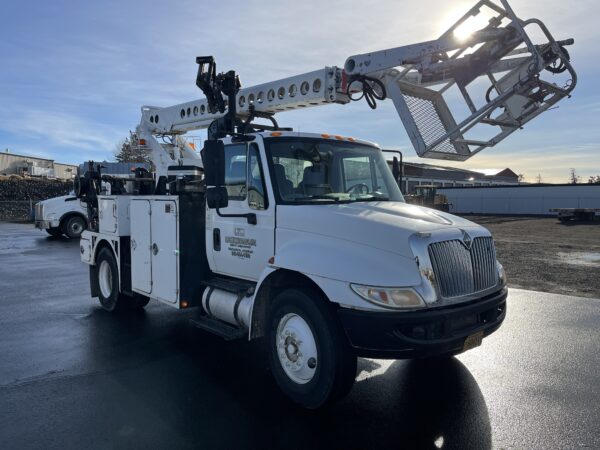 2009 International 4300 Altec T40C Bucket Truck - Image 9