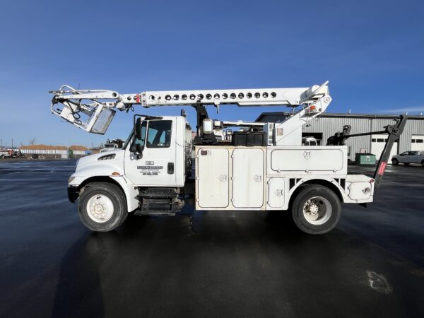2009 International 4300 Altec T40C Bucket Truck - Image 3