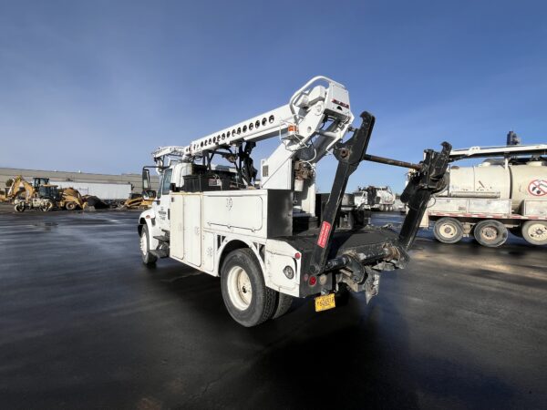 2009 International 4300 Altec T40C Bucket Truck - Image 4