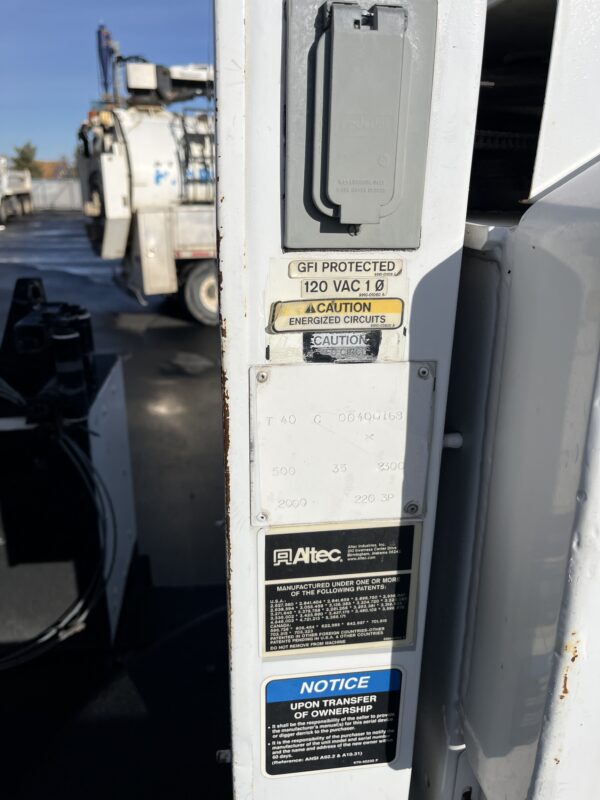 2009 International 4300 Altec T40C Bucket Truck - Image 21