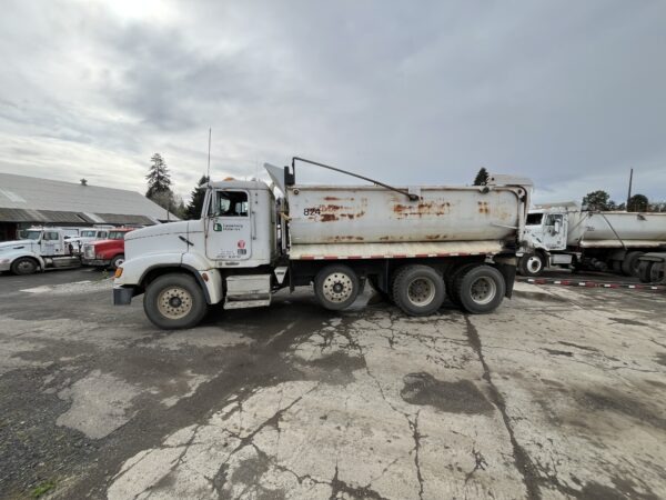 1996 Freightliner FLD112 Transfer Truck - Image 3
