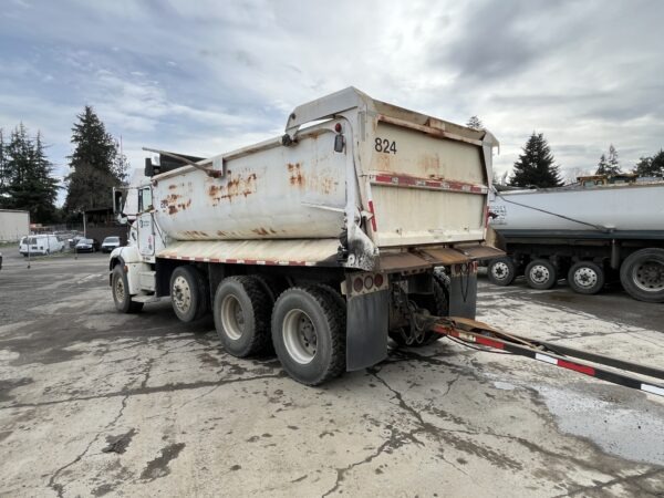 1996 Freightliner FLD112 Transfer Truck - Image 4