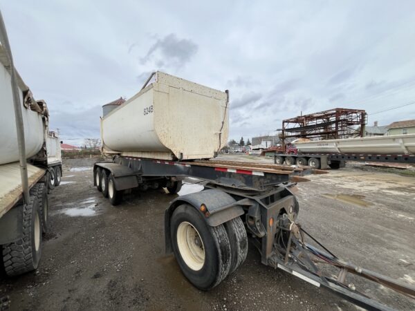 1996 Freightliner FLD112 Transfer Truck - Image 11