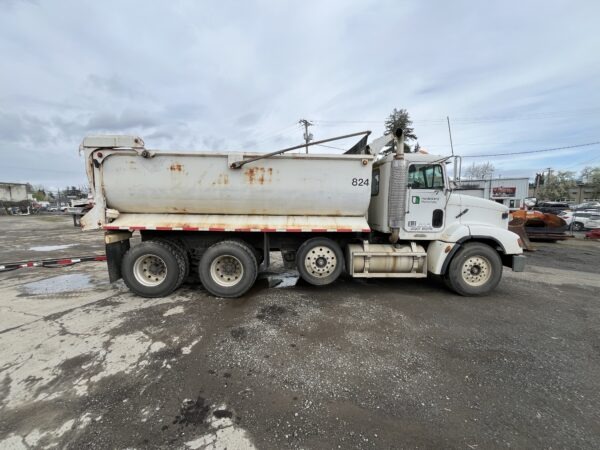 1996 Freightliner FLD112 Transfer Truck - Image 14