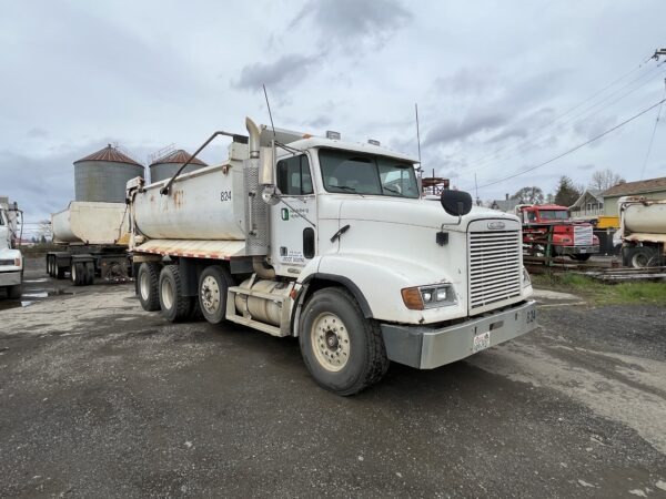 1996 Freightliner FLD112 Transfer Truck - Image 15