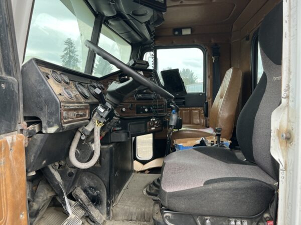 1996 Freightliner FLD112 Transfer Truck - Image 19