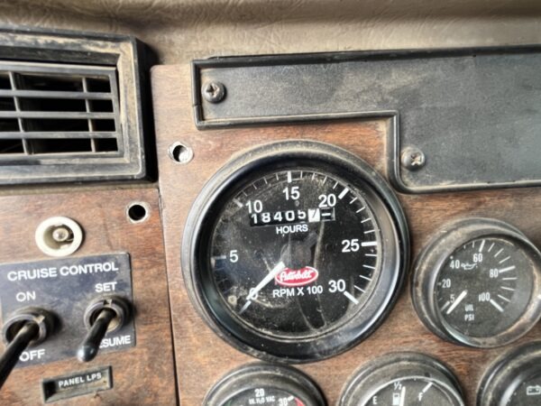 1997 Peterbilt 330 Dump Truck - Image 17