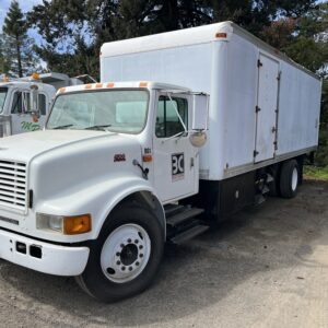 2000 International 4700 Box / Lube Truck