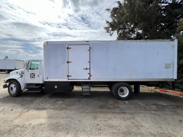 2000 International 4700 Box / Lube Truck - Image 4