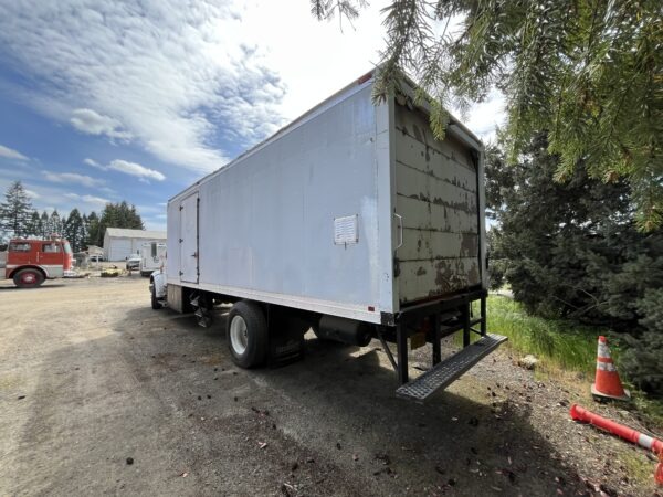2000 International 4700 Box / Lube Truck - Image 6