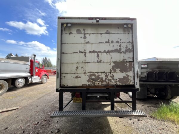 2000 International 4700 Box / Lube Truck - Image 7