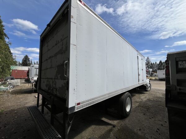2000 International 4700 Box / Lube Truck - Image 8