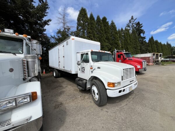 2000 International 4700 Box / Lube Truck - Image 9