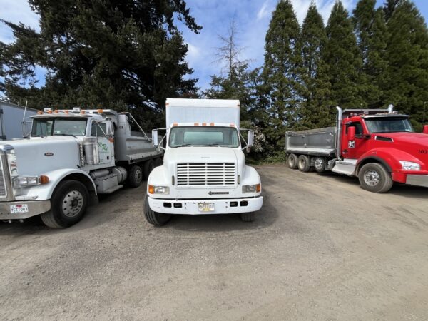 2000 International 4700 Box / Lube Truck - Image 11