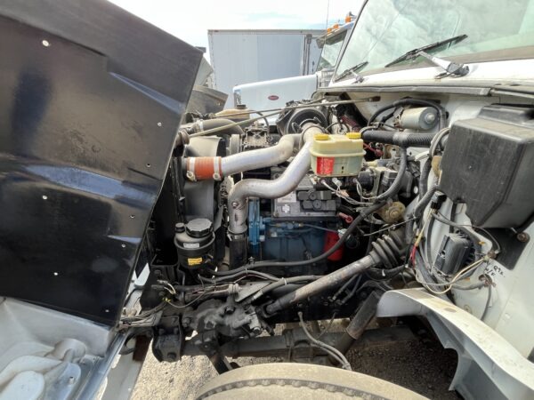2000 International 4700 Box / Lube Truck - Image 3