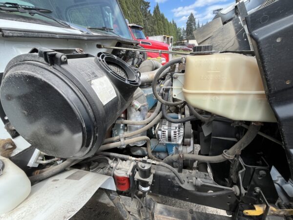 2000 International 4700 Box / Lube Truck - Image 10