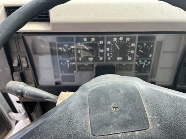 2000 International 4700 Box / Lube Truck - Image 13