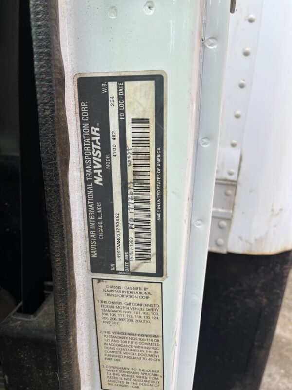 2000 International 4700 Box / Lube Truck - Image 12