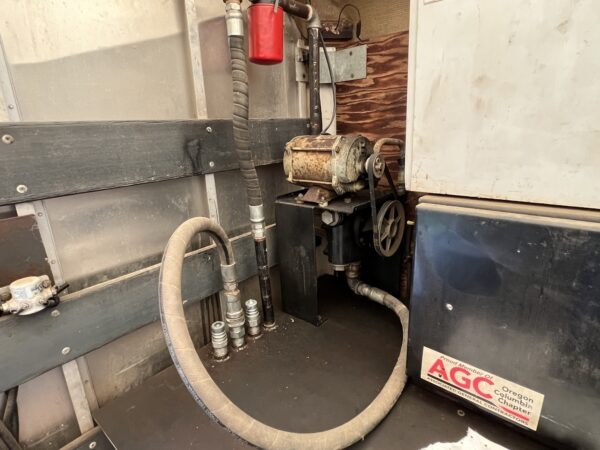 2000 International 4700 Box / Lube Truck - Image 19
