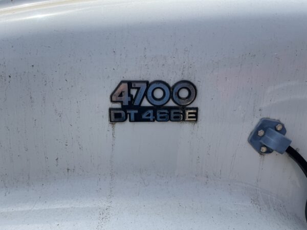 2000 International 4700 Box / Lube Truck - Image 2