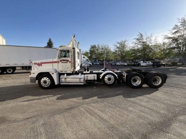 2000 Freightliner FLD 120 - Image 3