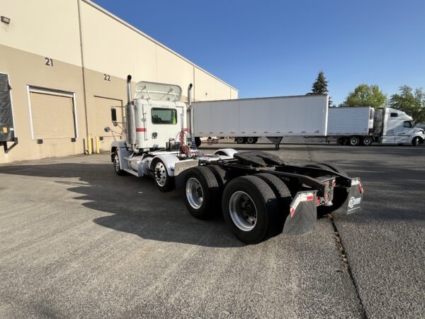 2000 Freightliner FLD 120 - Image 5