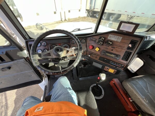 2000 Freightliner FLD 120 - Image 15