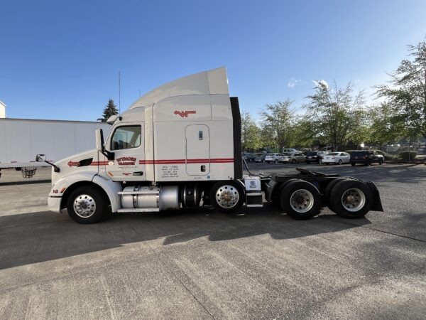 2015 Peterbilt 579 Cab Chassis - Image 3