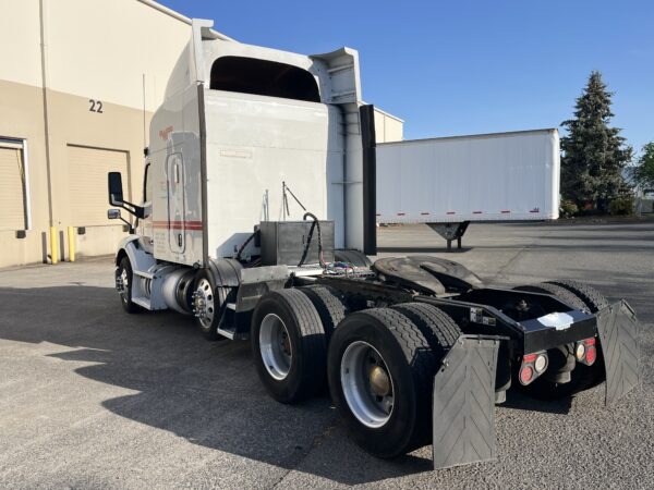 2015 Peterbilt 579 Cab Chassis - Image 5