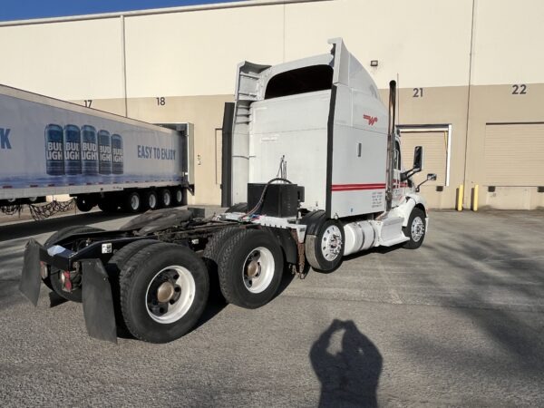 2015 Peterbilt 579 Cab Chassis - Image 8