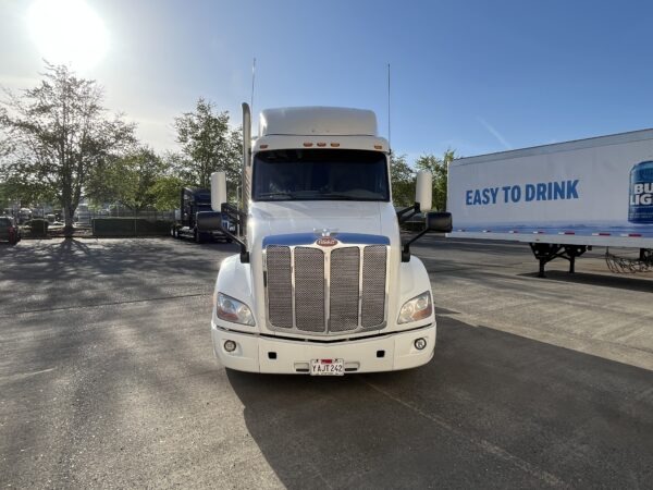 2015 Peterbilt 579 Cab Chassis - Image 13