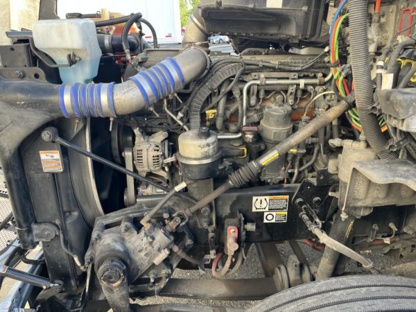 2015 Peterbilt 579 Cab Chassis - Image 2