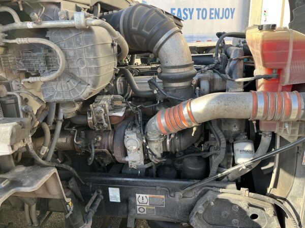 2015 Peterbilt 579 Cab Chassis - Image 11