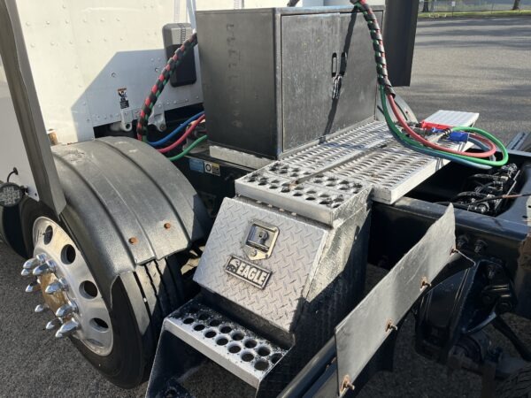 2015 Peterbilt 579 Cab Chassis - Image 6