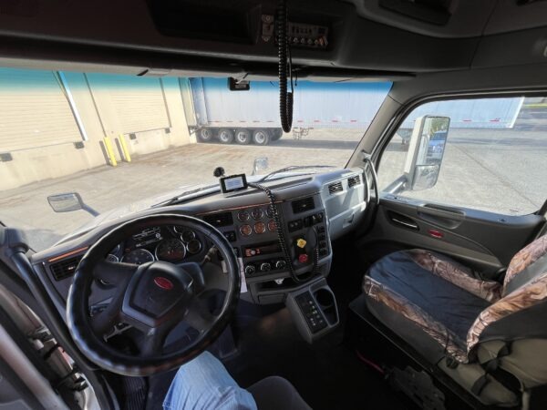 2015 Peterbilt 579 Cab Chassis - Image 15