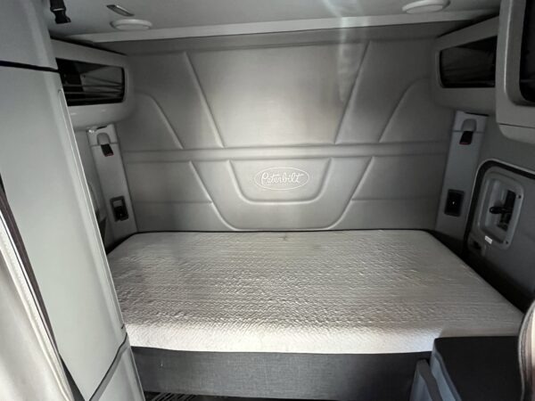 2015 Peterbilt 579 Cab Chassis - Image 18
