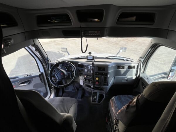 2015 Peterbilt 579 Cab Chassis - Image 19