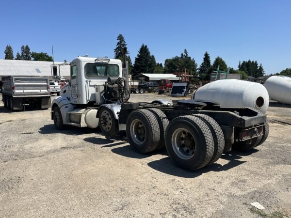 2010 Peterbilt 386 4 Axle Day Cab Truck - Image 4