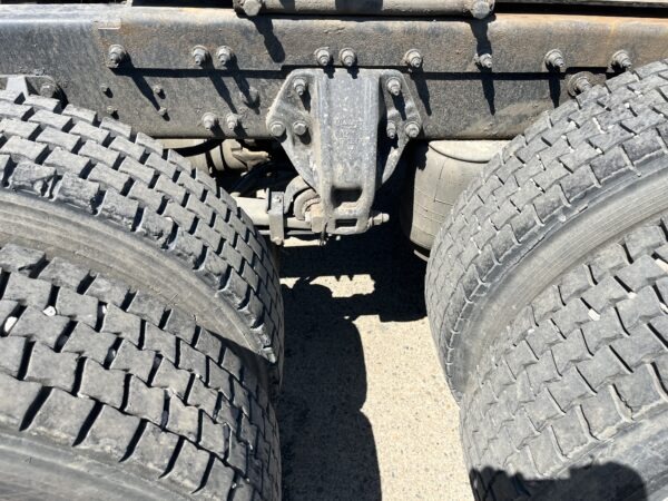 2010 Peterbilt 386 4 Axle Day Cab Truck - Image 16