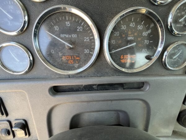 2010 Peterbilt 386 4 Axle Day Cab Truck - Image 24