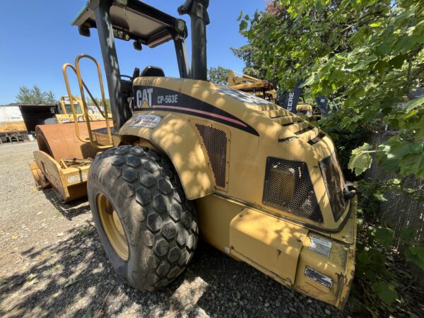 2005 Caterpillar CP563E  Compactor - Image 2