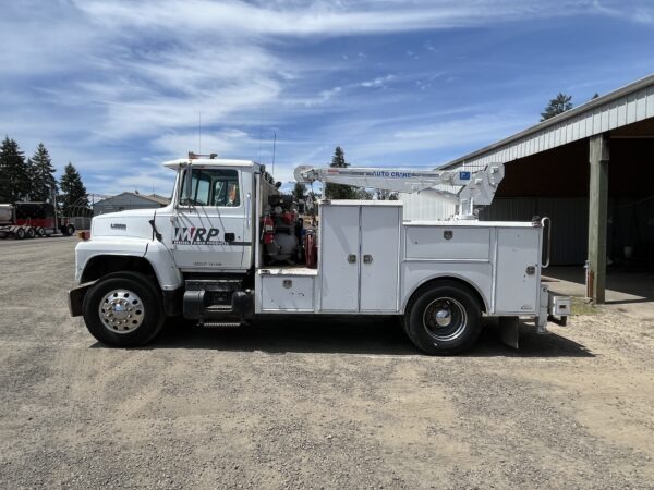 1995 Ford L8000 service truck - Image 3