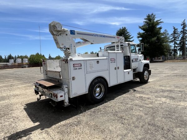 1995 Ford L8000 service truck - Image 6