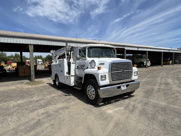 1995 Ford L8000 service truck - Image 8