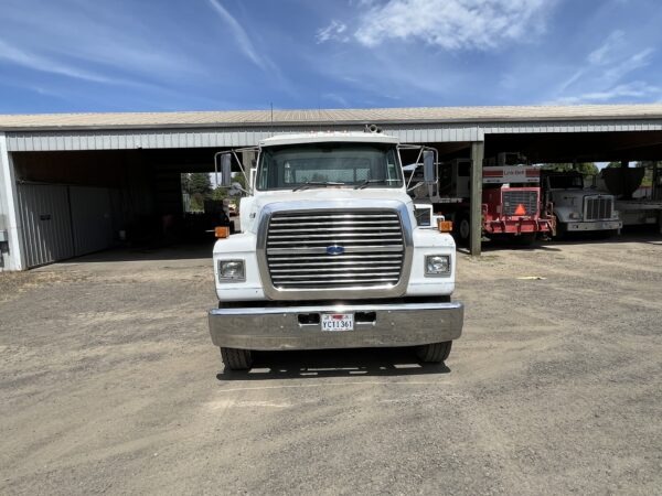 1995 Ford L8000 service truck - Image 9