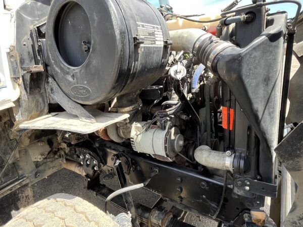 1995 Ford L8000 service truck - Image 13