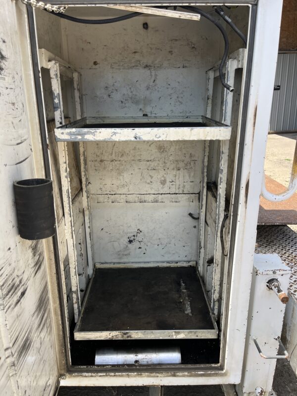 1995 Ford L8000 service truck - Image 15