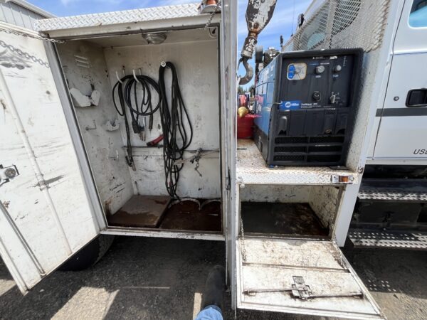 1995 Ford L8000 service truck - Image 16