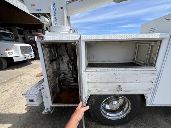 1995 Ford L8000 service truck - Image 17