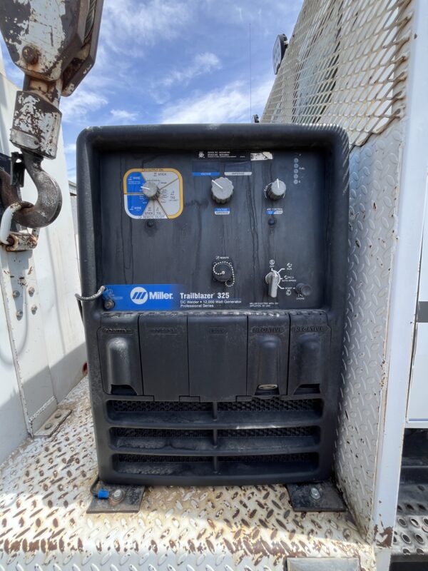 1995 Ford L8000 service truck - Image 20